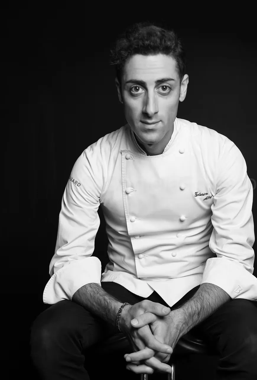Ritratto in bianco e nero di Federico Allegri in giacca da chef