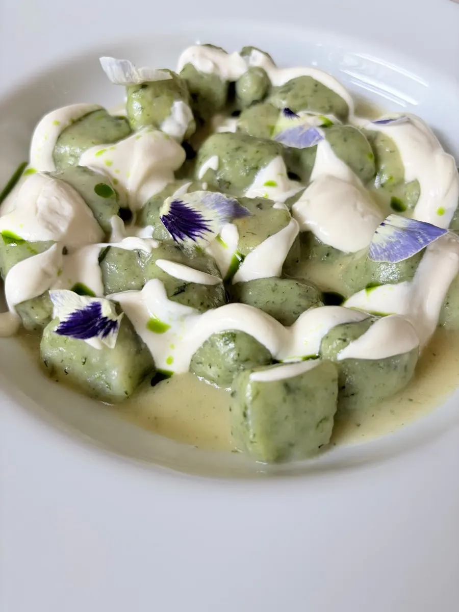 Gnocchi freschi di borragine con fonduta di caprino