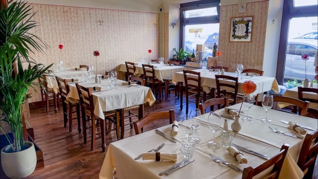 La sala di Antica Trattoria Cirio con i tavoli apparecchiati